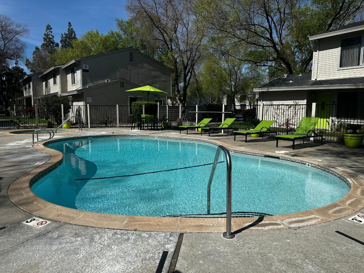 Swimming pool and hot tub at Aria Davis